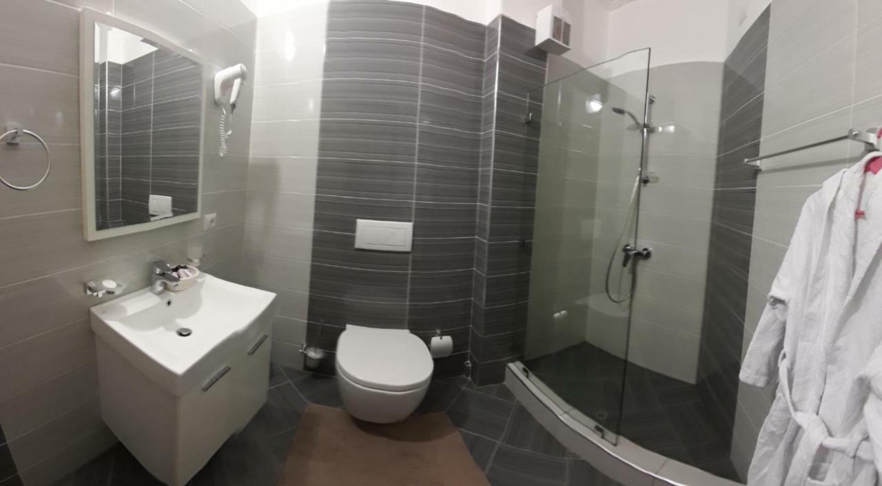 Aler Holiday Inn Sarande Room photo