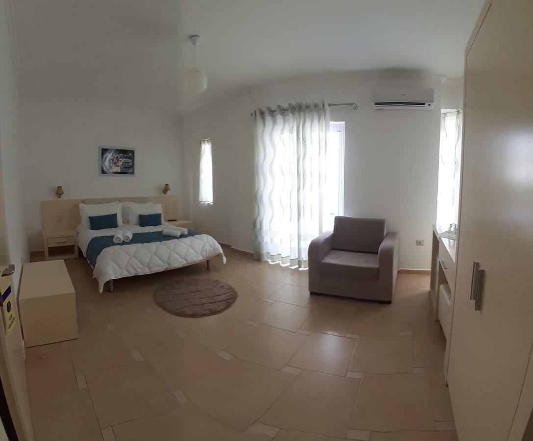 Aler Holiday Inn Sarande Room photo